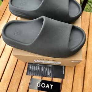 Yeezy onyx slide size 9 mens